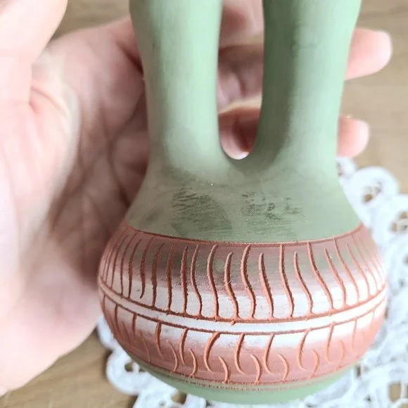 Navajo hand made pottery red clay wedding vase signed by artist. - Picture 5 of 9